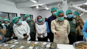 stafsus-pco-dan-gubernur-lemhannas-tinjau-dapur-makan-bergizi-gratis-di-depok