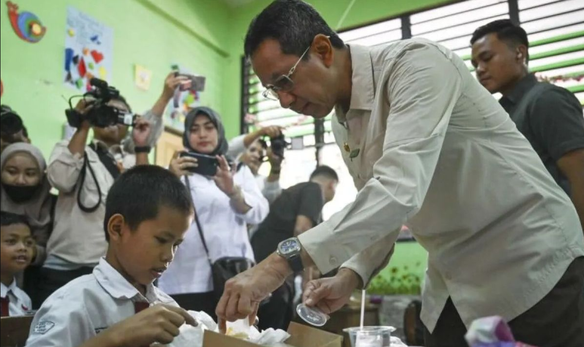 stafsus-pco-dan-gubernur-lemhannas-tinjau-dapur-makan-bergizi-gratis-di-depok