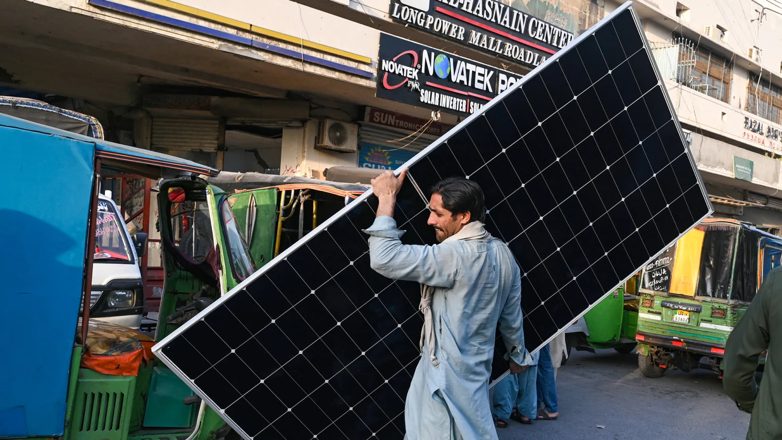 transformasi-energi-terbarukan-pakistan-maju-pesat-dalam-pengembangan-tenaga-surya