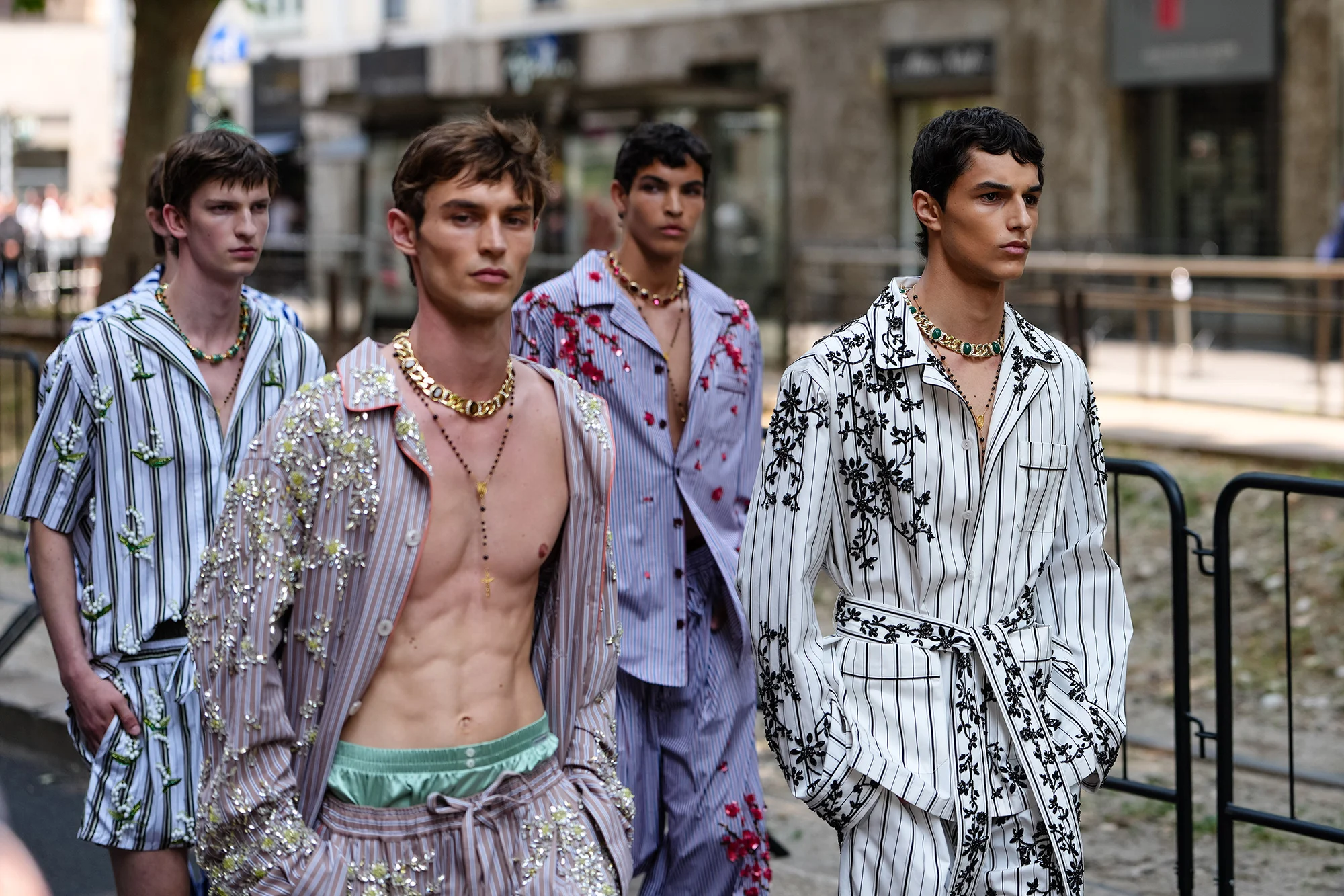 revolusi-lembut-di-milan-piyama-mewah-dan-warna-pastel-dominasi-mode-pria